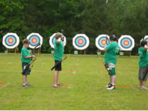 Nas competições outdoor, competidores disparam seis flechas em cada rodada